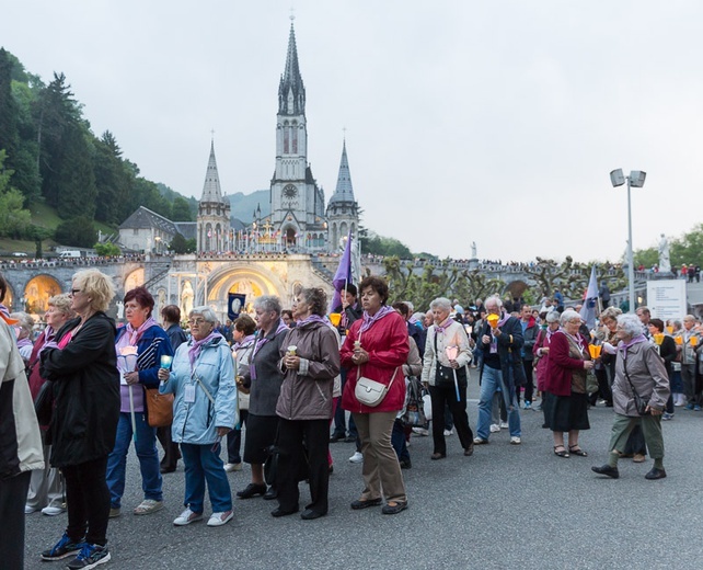 Lourdes, procesja różańcowa