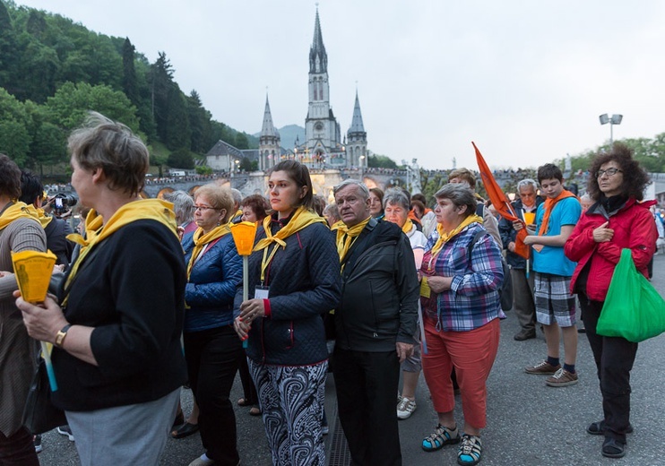 Lourdes, procesja różańcowa