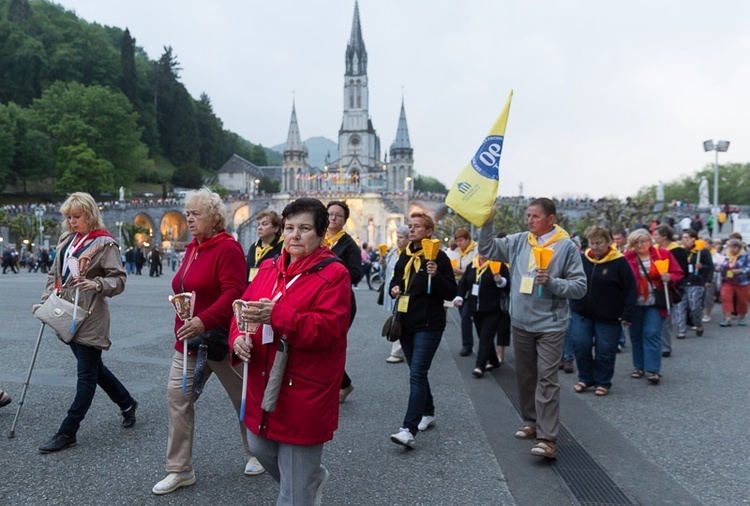 Lourdes, procesja różańcowa