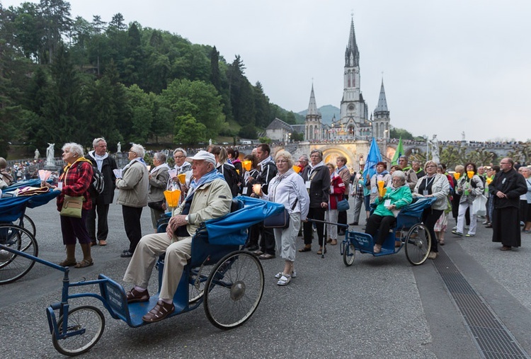 Lourdes, procesja różańcowa