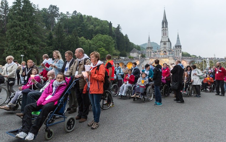 Lourdes, procesja różańcowa