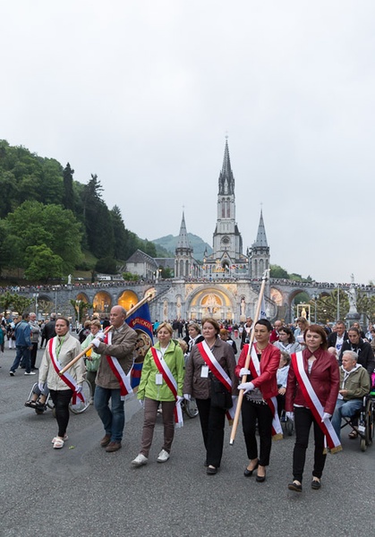 Lourdes, procesja różańcowa