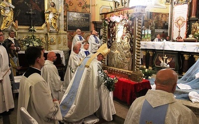 Bp Roman Pindel przy kopii ikony Pani Ziemi Żywieckiej noszonej w procesjach