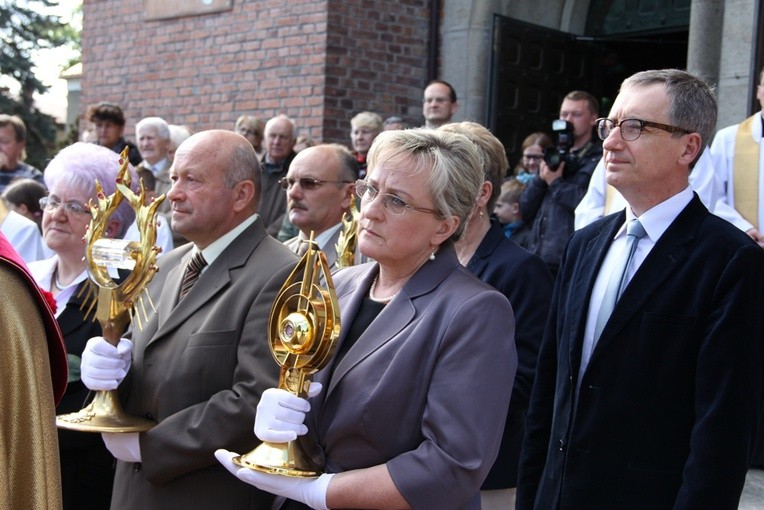 Relikwie wnosiły delegacja Rady Parafialnej i wspólnot parafialnych 