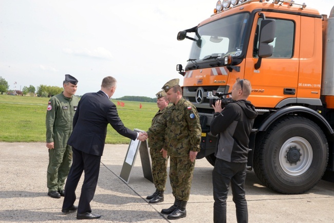 Wicepremier Tomasz Siemoniak na lotnisku w Radomiu