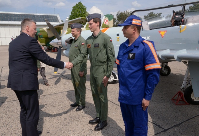 Wicepremier Tomasz Siemoniak na lotnisku w Radomiu