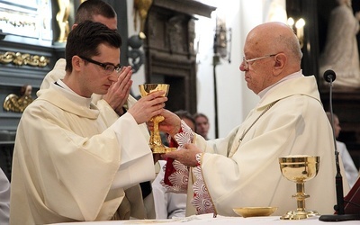 Bp Józef Zawitkowski przekazuje kielich nowo wyświęconemu diakonowi Mateuszowi Wojtczakowi