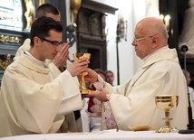 Bp Józef Zawitkowski przekazuje kielich nowo wyświęconemu diakonowi Mateuszowi Wojtczakowi