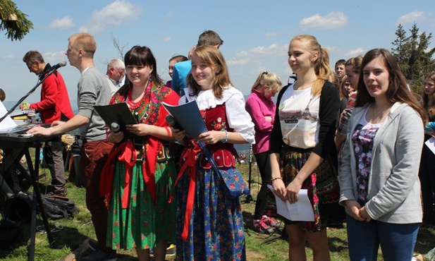 Młodzi prowadzili czuwanie maryjne i Różaniec