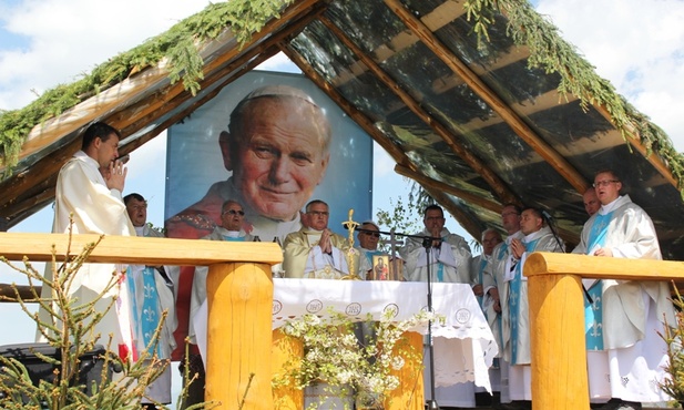 Eucharystia przy ołtarzu polowym była centralnym punktem spotkania na Bendoszce