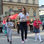 Polonez i tańce lednickie na bielskim Placu Chrobrego 