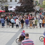 Polonez i tańce lednickie na bielskim Placu Chrobrego 