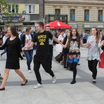 Polonez i tańce lednickie na bielskim Placu Chrobrego 