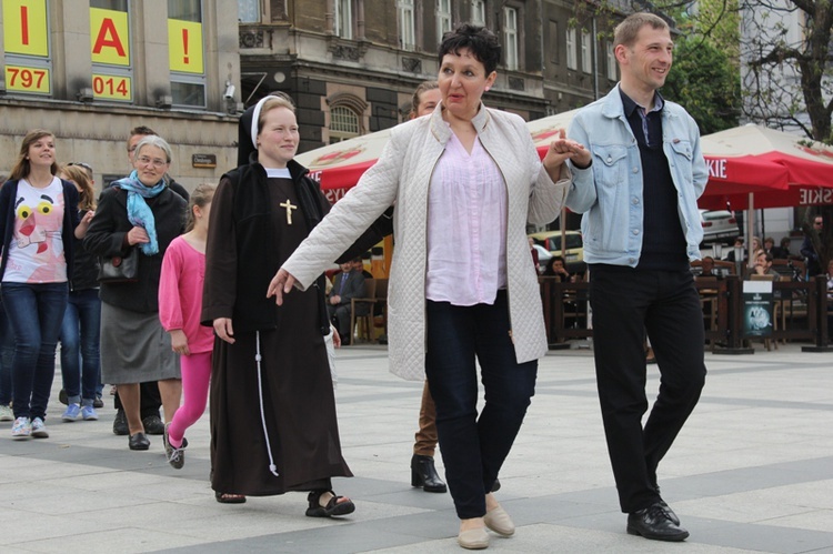 Polonez i tańce lednickie na bielskim Placu Chrobrego 