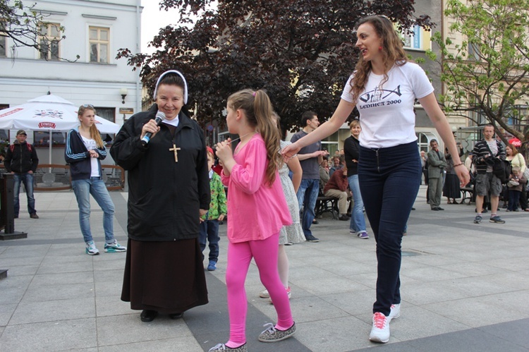 Polonez i tańce lednickie na bielskim Placu Chrobrego 