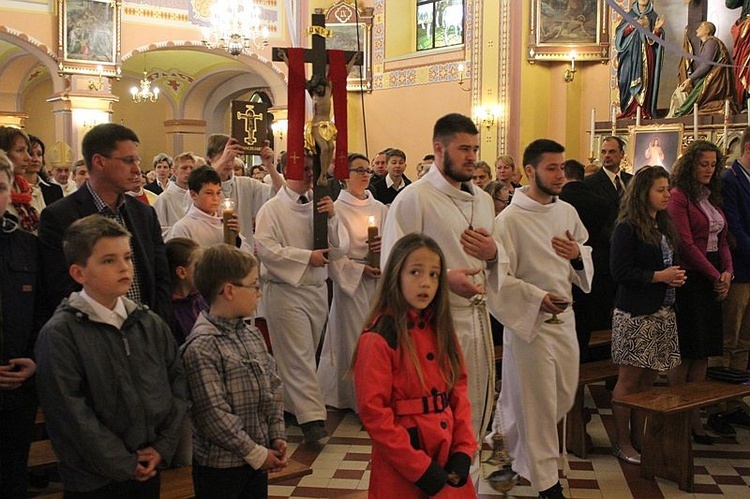 Pielgrzymi łagiewniccy w Lipniku z bpem Romanem Pindlem