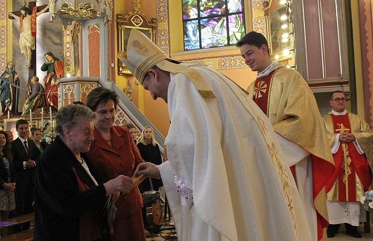 Pielgrzymi łagiewniccy w Lipniku z bpem Romanem Pindlem