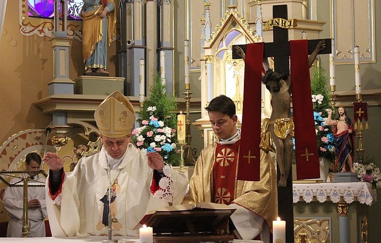 Pielgrzymi łagiewniccy w Lipniku z bpem Romanem Pindlem