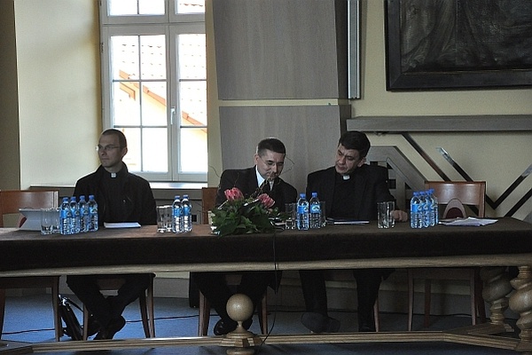 Konferencja "Symbole religijne i narodowe"