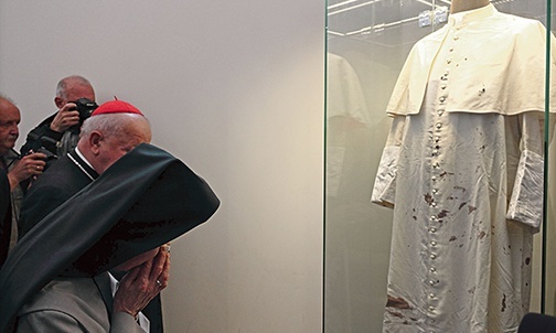 13.05.2015. Kraków. Odsłonięcie zakrwawionej sutanny, którą Jan Paweł II miał na sobie w chwili  zamachu na swoje życie 13 maja 1981 r. Sutanna jest wystawiona w jednej z kaplic Centrum św. Jana Pawła II. Po lewej stronie siostra Tobiana i kard. Stanisław Dziwisz. 