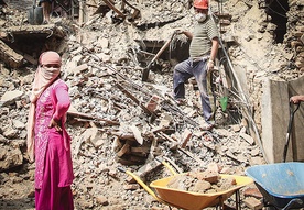 Zniszczona w 90 proc. miejscowość Bungamati. Mieszkańcy zburzonego domu biorą udział w odgruzowywaniu ruin 