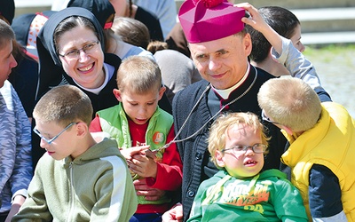 Biskup Adam Bałabuch miał wiele cierpliwości do swoich małych przyjaciół