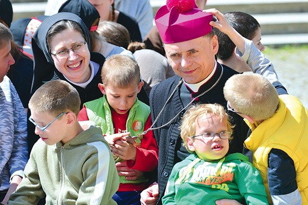 Biskup Adam Bałabuch miał wiele cierpliwości do swoich małych przyjaciół