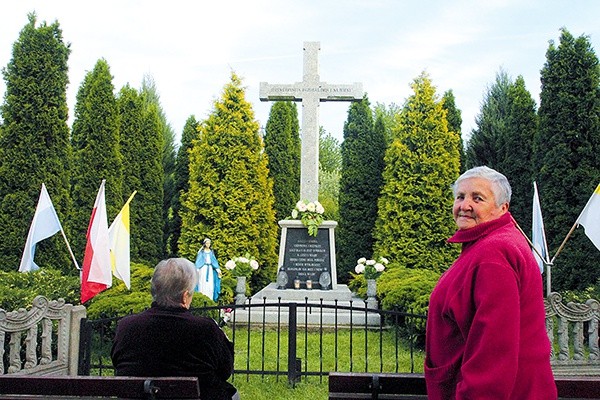  Kamienny krzyż stoi w centrum Ogonowic i gromadzi codziennie kilkanaście osób
