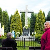  Kamienny krzyż stoi w centrum Ogonowic i gromadzi codziennie kilkanaście osób