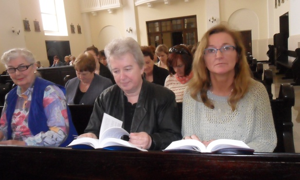 Modlitwa w klasztornej kaplicy 