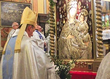  Biskup Roman Pindel przewodniczył pierwszemu w tym roku czuwaniu fatimskiemu w Rychwałdzie