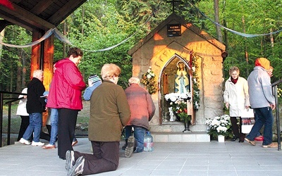   U koziańskiej Panienki  czciciele Matki Bożej  spotykają się codziennie o 19.30