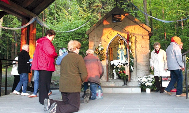   U koziańskiej Panienki  czciciele Matki Bożej  spotykają się codziennie o 19.30