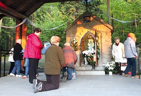   U koziańskiej Panienki  czciciele Matki Bożej  spotykają się codziennie o 19.30