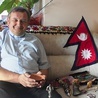  Ks. Stanisław Cader z pamiątkami przywiezionymi z Nepalu. W ręku trzyma miseczkę podobną do tych, z którymi nepalscy staruszkowie proszą o pomoc 