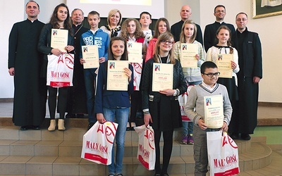  Laureaci z bp. Henrykiem Tomasikiem, ks. Jarosławem Wojtkunem i organizatorami konkursu 