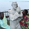  Jezioro Wiktorii, miasteczko Entebbe Kobiety modlą się przed figurami misjonarzy Ojców Białych, którzy w tym miejscu po raz pierwszy stanęli  na ugandyjskiej ziemi 