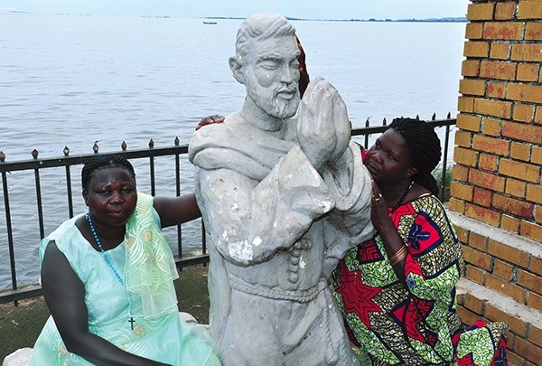  Jezioro Wiktorii, miasteczko Entebbe Kobiety modlą się przed figurami misjonarzy Ojców Białych, którzy w tym miejscu po raz pierwszy stanęli  na ugandyjskiej ziemi 
