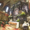 Kaplica obrazu Matki Bożej jest miejscem wyjątkowym. Dla królowej jest jak pałac. Ołtarz jest jak sala tronowa. Po lewj stronie od obrazu widać królewskie berło i jabłko, a po prawej różę od św. Jana Pawła  II