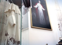  Zakrwawiony strój ojca świętego można zobaczyć w jednej z kaplic kościoła na Białych Morzach