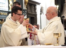 Bp Józef Zawitkowski przekazuje kielich nowo wyświęconemu diakonowi Mateuszowi Wojtczakowi