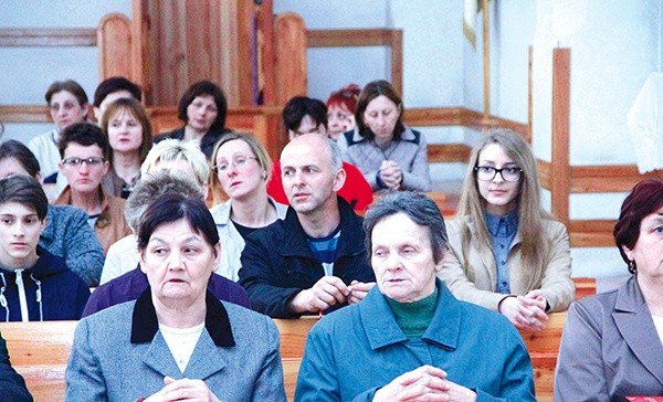  W pierwsze czwartki w kościele gromadzi się na czerwonym Różańcu  zawsze kilkadziesiąt osób