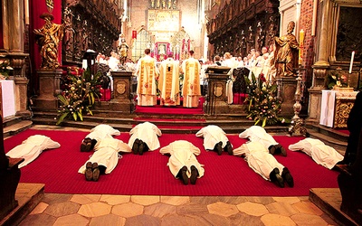 Pełna symboliki Eucharystia wprowadziła do Kościoła dziewięciu nowych duchownych. Gdy leżeli  krzyżem na podłodze katedry,  wierni wyśpiewali Litanię do Wszystkich Świętych