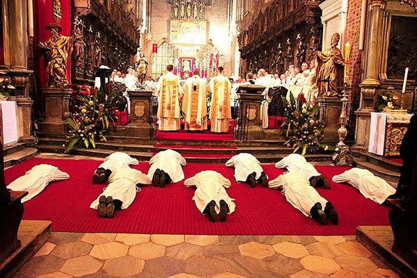 Pełna symboliki Eucharystia wprowadziła do Kościoła dziewięciu nowych duchownych. Gdy leżeli  krzyżem na podłodze katedry,  wierni wyśpiewali Litanię do Wszystkich Świętych