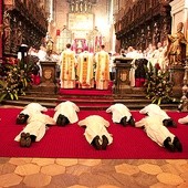 Pełna symboliki Eucharystia wprowadziła do Kościoła dziewięciu nowych duchownych. Gdy leżeli  krzyżem na podłodze katedry,  wierni wyśpiewali Litanię do Wszystkich Świętych