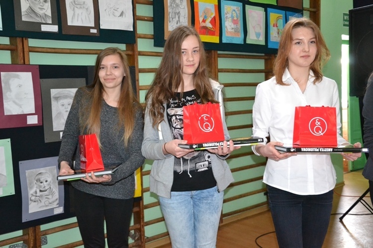 Laureaci konkursu plastycznego poświęconego pamięci o Janie Pawle II otrzymali nagrody