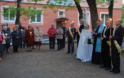 Nabożeństwo majowe w radomskiej parafii pw. MB Bolesnej na osiedlu Obozisko