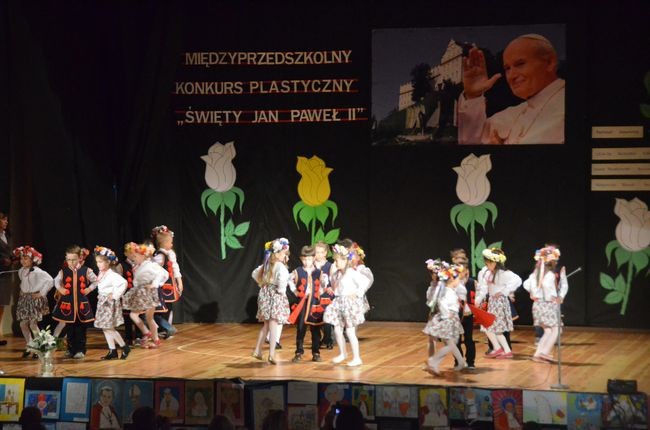 Rysowały i śpiewały dla papieża 