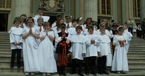 Dzieci z parafii w Zdunach na stopniach bazyliki w Licheniu