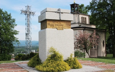 W miejscu ołtarza, przy którym św. Jan Paweł II sprawował Eucharystię, stoi kamienny obelisk